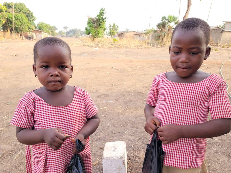 Togo zwei Mdchen 195.jpg
